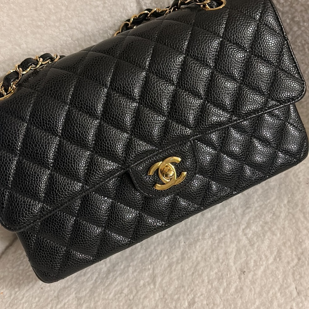 CHANEL double flap - Caviar Black, gold hardware Medium pebbled calf skin
